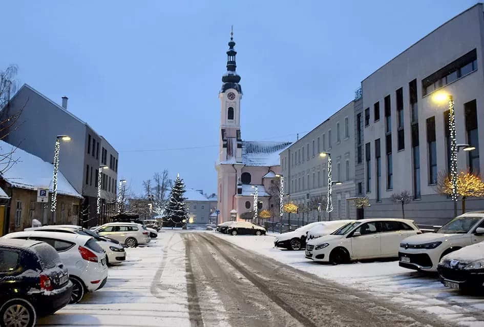 SNJEŽNA IDILA OKOVALA POŽEGU: Grad pod bijelim pokrivačem, zimske službe i građani od rane zore s lopatama u rukama