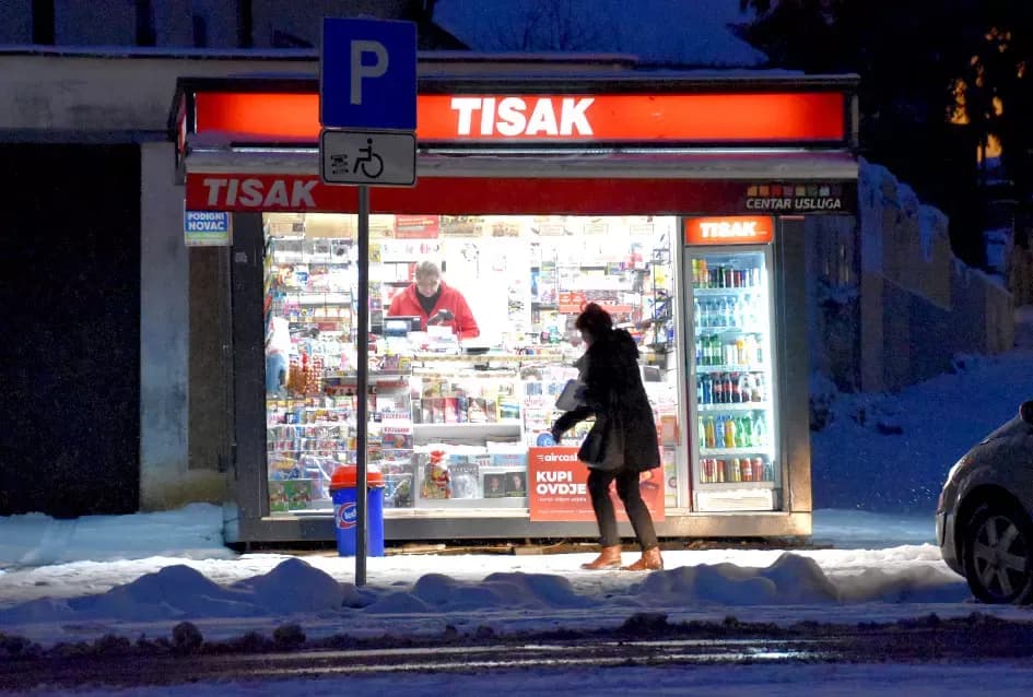 SNJEŽNA IDILA OKOVALA POŽEGU: Grad pod bijelim pokrivačem, zimske službe i građani od rane zore s lopatama u rukama