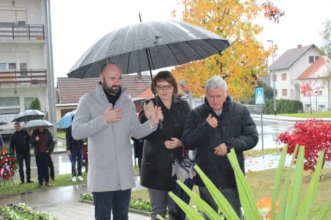 U Pleternici polaganjem vijenaca odana počast poginulim braniteljima