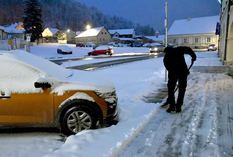 SNJEŽNA IDILA OKOVALA POŽEGU: Grad pod bijelim pokrivačem, zimske službe i građani od rane zore s lopatama u rukama