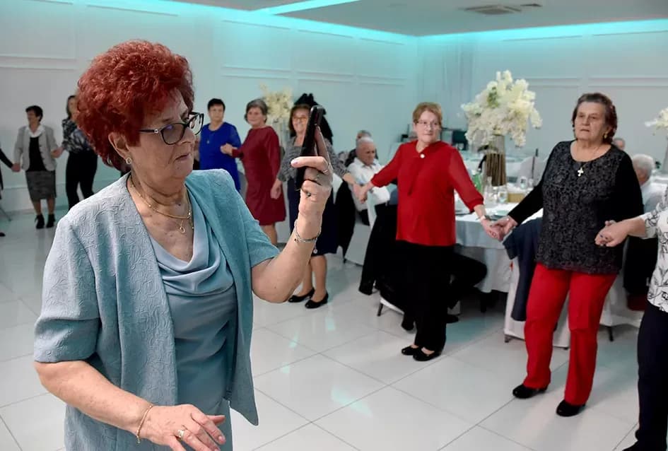 Snijeg pao, plesni podij pun: Maca nadigrala snijeg i zimu u Požegi