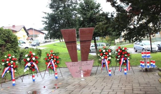 U Pleternici polaganjem vijenaca odana počast poginulim braniteljima