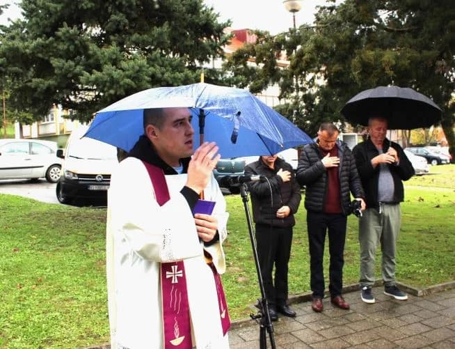 U Pleternici polaganjem vijenaca odana počast poginulim braniteljima