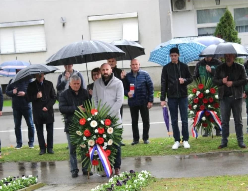 U Pleternici polaganjem vijenaca odana počast poginulim braniteljima