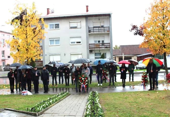 U Pleternici polaganjem vijenaca odana počast poginulim braniteljima
