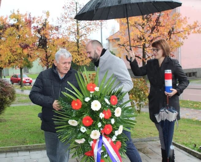 U Pleternici polaganjem vijenaca odana počast poginulim braniteljima