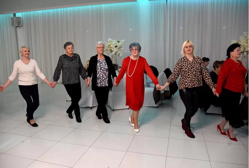 Snijeg pao, plesni podij pun: Maca nadigrala snijeg i zimu u Požegi