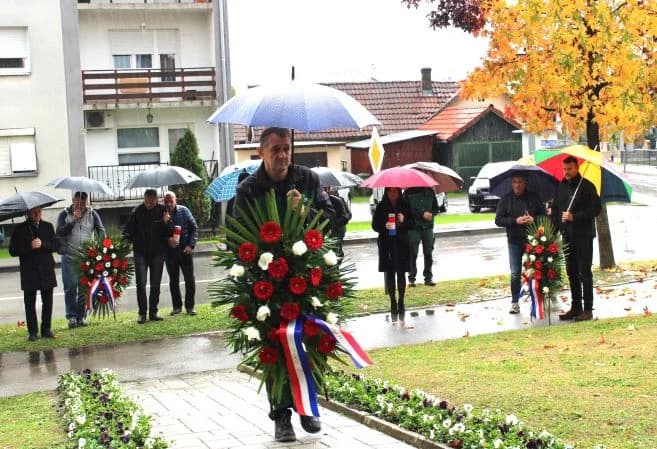 U Pleternici polaganjem vijenaca odana počast poginulim braniteljima