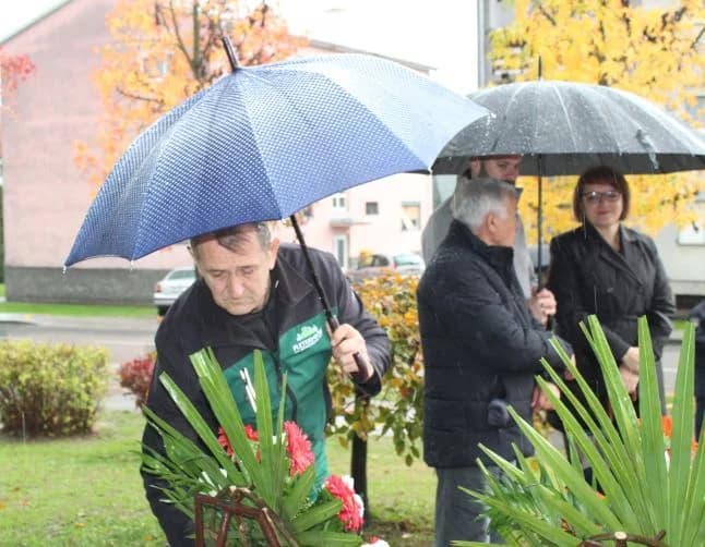 U Pleternici polaganjem vijenaca odana počast poginulim braniteljima