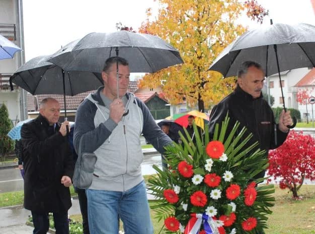 U Pleternici polaganjem vijenaca odana počast poginulim braniteljima