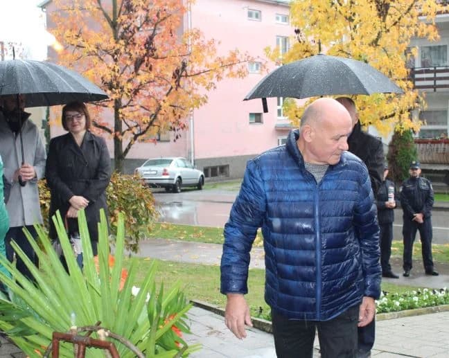 U Pleternici polaganjem vijenaca odana počast poginulim braniteljima