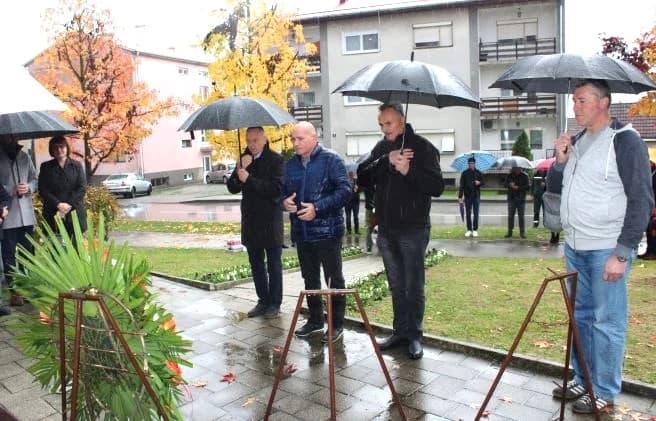 U Pleternici polaganjem vijenaca odana počast poginulim braniteljima