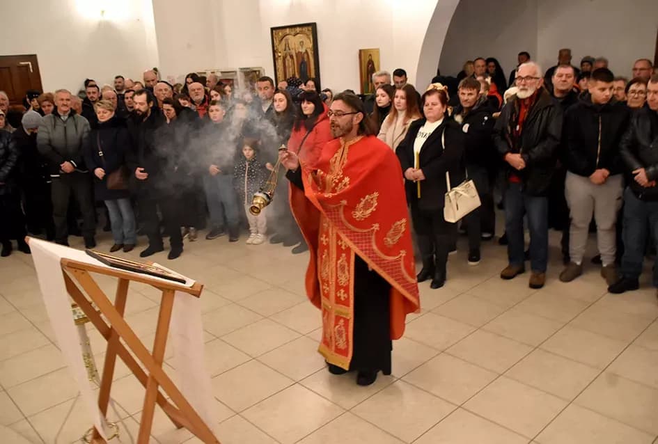 Požeški pravoslavni vjernici proslavili Badnju večer paljenjem badnjaka