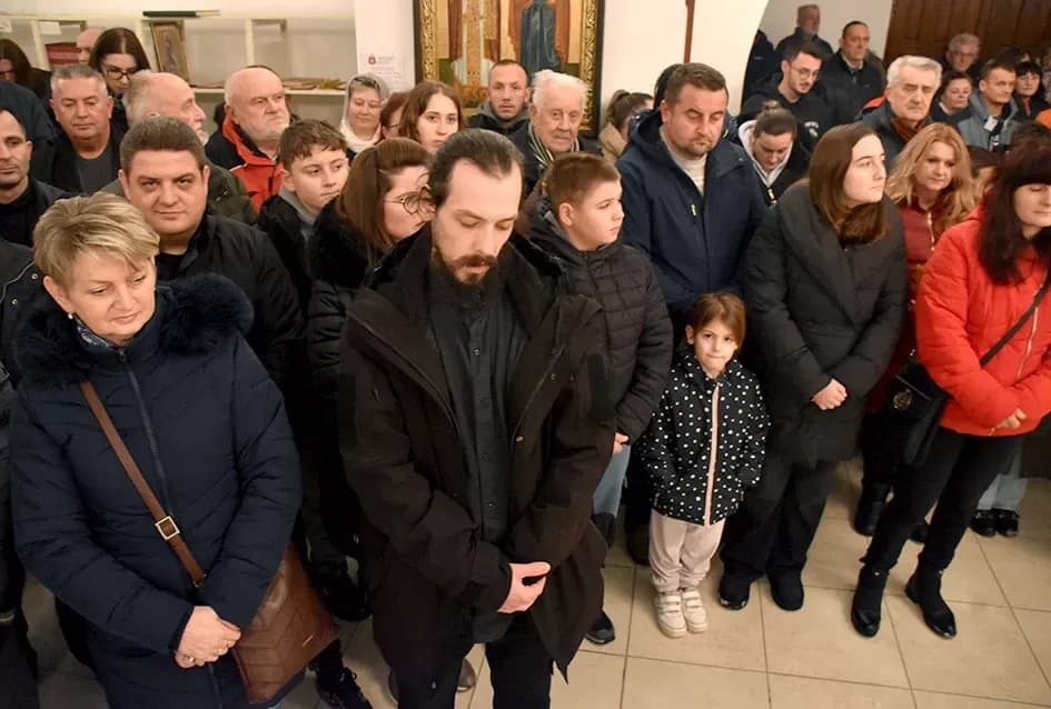 Požeški pravoslavni vjernici proslavili Badnju večer paljenjem badnjaka
