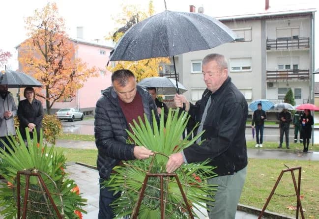 U Pleternici polaganjem vijenaca odana počast poginulim braniteljima