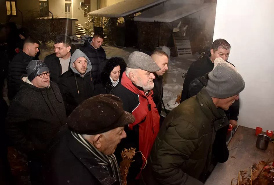 Požeški pravoslavni vjernici proslavili Badnju večer paljenjem badnjaka