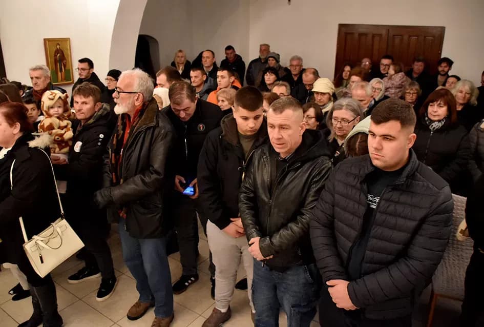Požeški pravoslavni vjernici proslavili Badnju večer paljenjem badnjaka