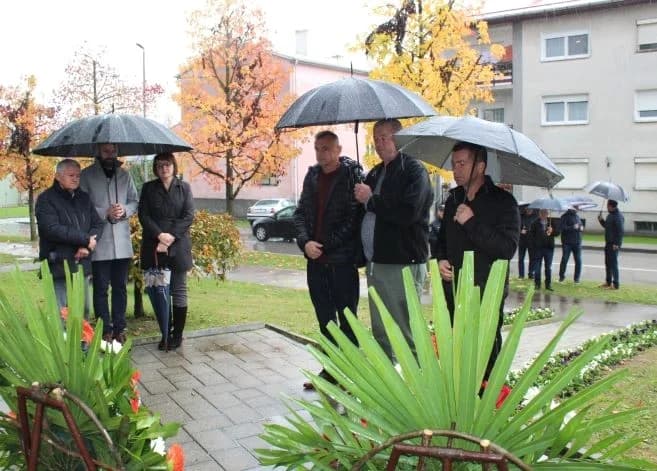 U Pleternici polaganjem vijenaca odana počast poginulim braniteljima