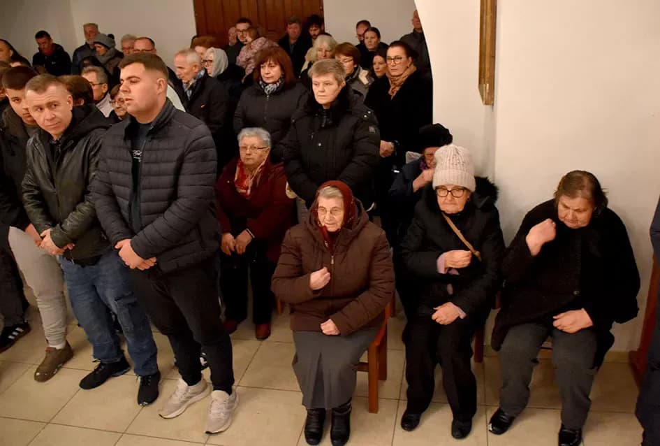 Požeški pravoslavni vjernici proslavili Badnju večer paljenjem badnjaka
