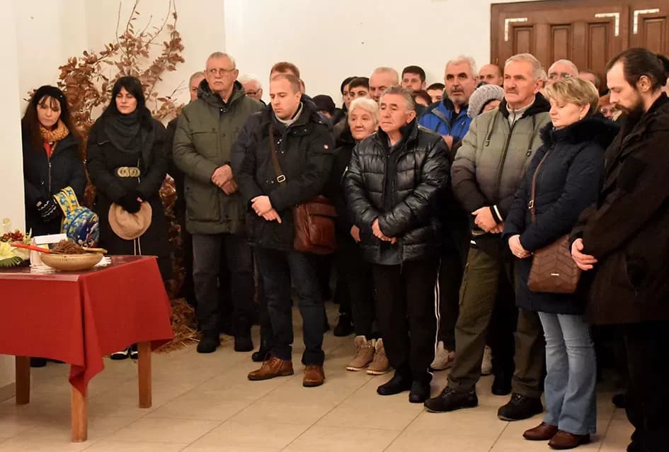 Požeški pravoslavni vjernici proslavili Badnju večer paljenjem badnjaka