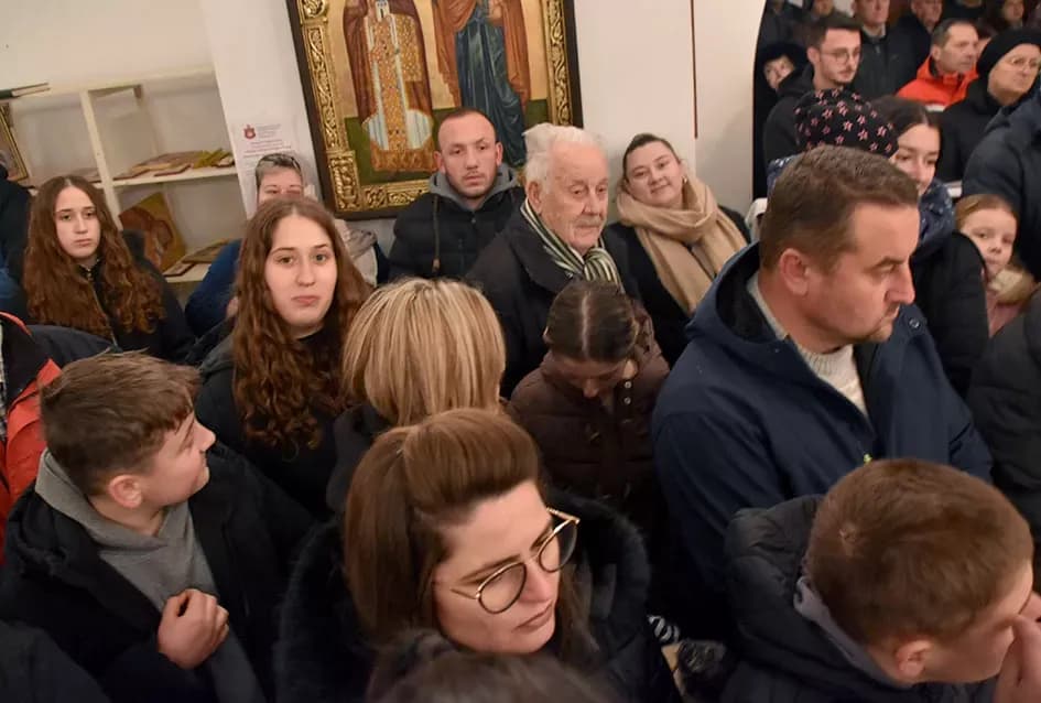 Požeški pravoslavni vjernici proslavili Badnju večer paljenjem badnjaka