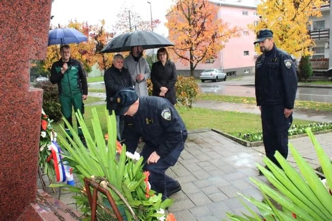 U Pleternici polaganjem vijenaca odana počast poginulim braniteljima