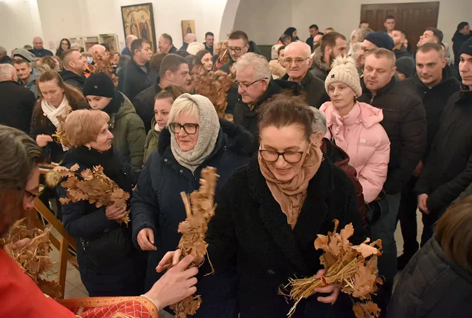 Požeški pravoslavni vjernici proslavili Badnju večer paljenjem badnjaka