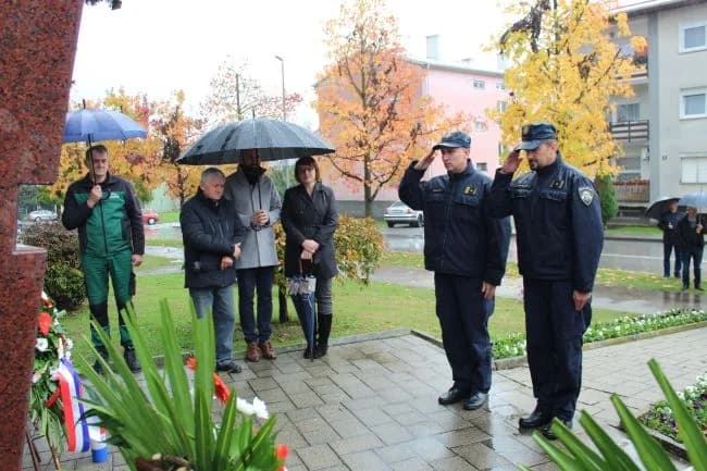 U Pleternici polaganjem vijenaca odana počast poginulim braniteljima