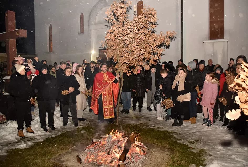 Požeški pravoslavni vjernici proslavili Badnju večer paljenjem badnjaka