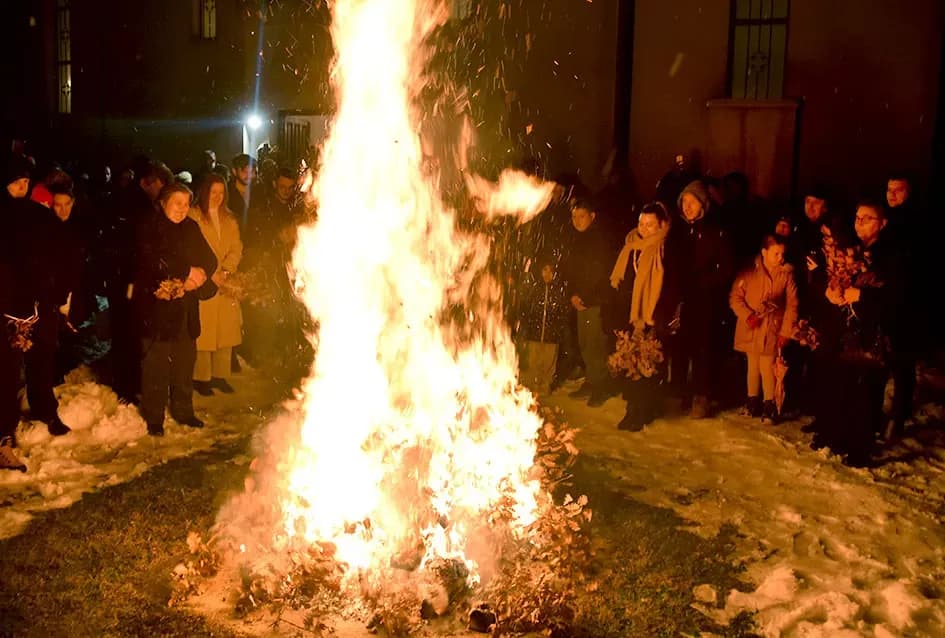Požeški pravoslavni vjernici proslavili Badnju večer paljenjem badnjaka