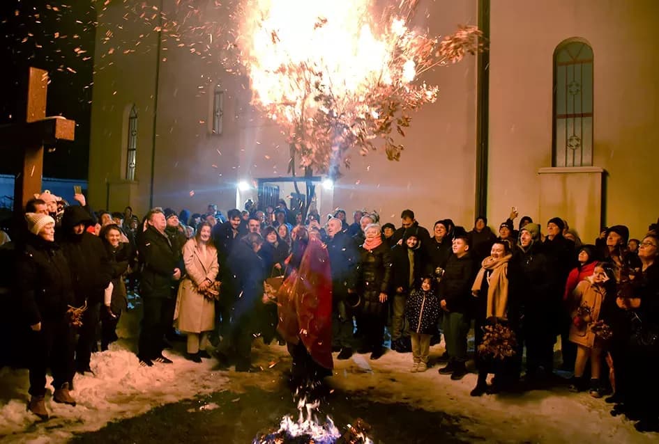 Požeški pravoslavni vjernici proslavili Badnju večer paljenjem badnjaka