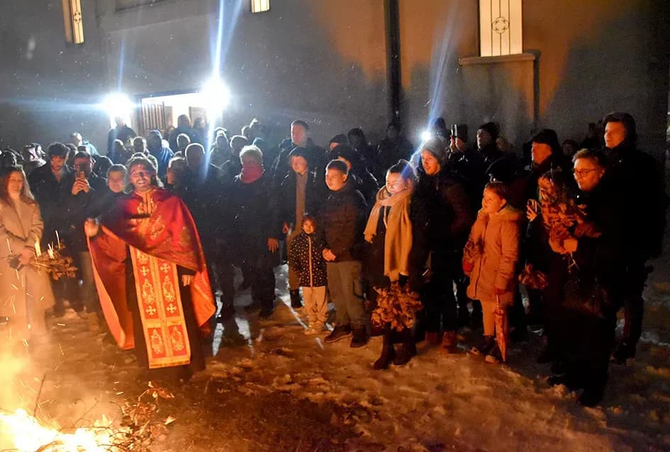 Požeški pravoslavni vjernici proslavili Badnju večer paljenjem badnjaka