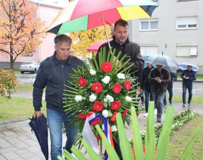 U Pleternici polaganjem vijenaca odana počast poginulim braniteljima