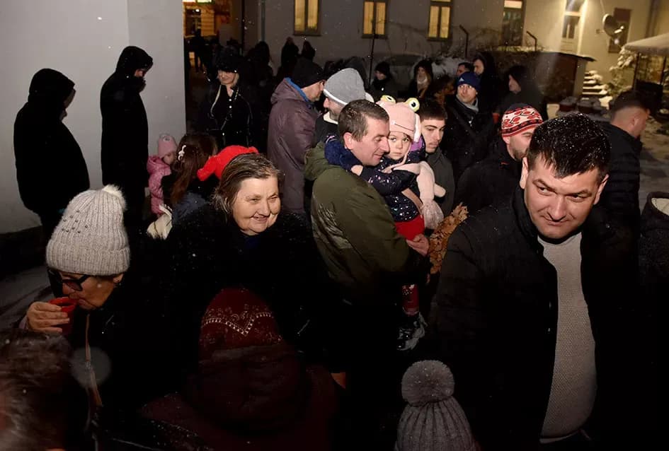 Požeški pravoslavni vjernici proslavili Badnju večer paljenjem badnjaka