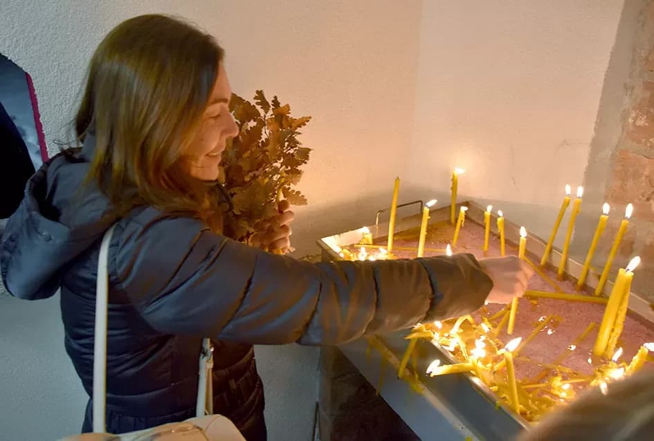 Požeški pravoslavni vjernici proslavili Badnju večer paljenjem badnjaka