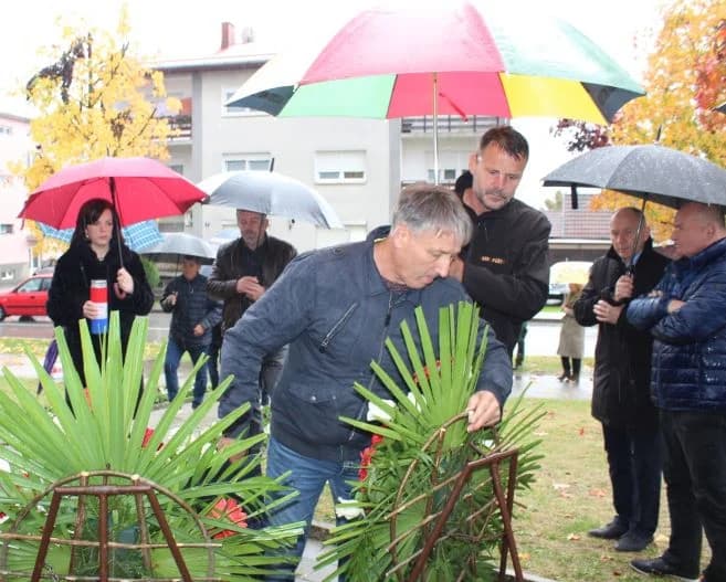 U Pleternici polaganjem vijenaca odana počast poginulim braniteljima