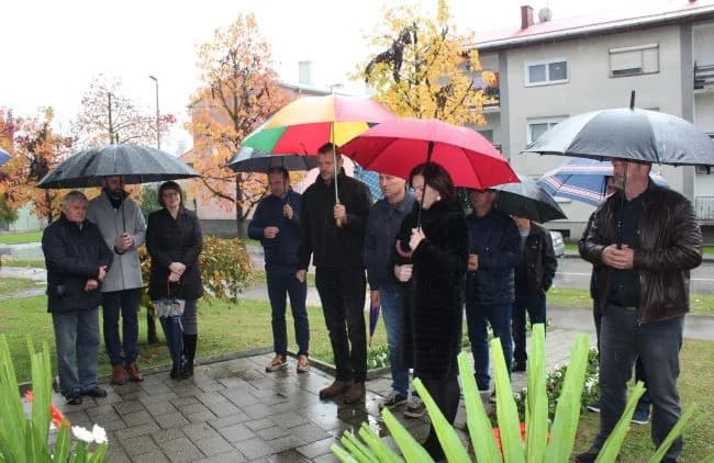 U Pleternici polaganjem vijenaca odana počast poginulim braniteljima