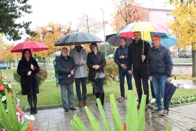 U Pleternici polaganjem vijenaca odana počast poginulim braniteljima