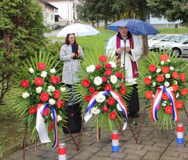 U Pleternici polaganjem vijenaca odana počast poginulim braniteljima