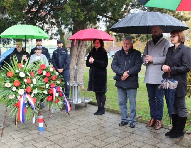 U Pleternici polaganjem vijenaca odana počast poginulim braniteljima
