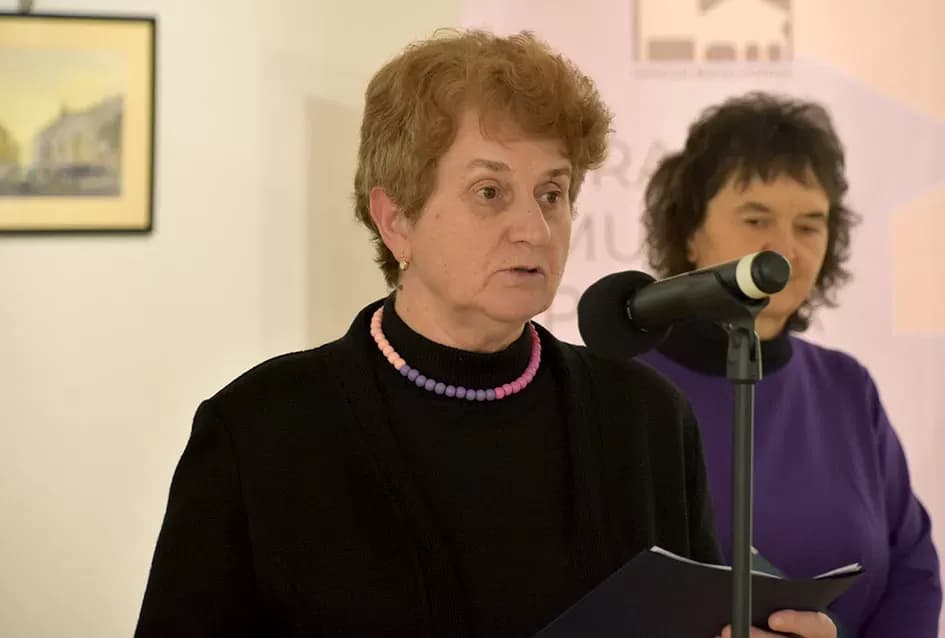 Desetljeće ljepote na platnu: Otvorena izložba „Požega u oku slikara“  Izložbena dvorana Julija Kempfa u Gradskom muzeju Požega dom je jedinstvenom likovnom putovanju kroz motive zlatne doline. Svečan