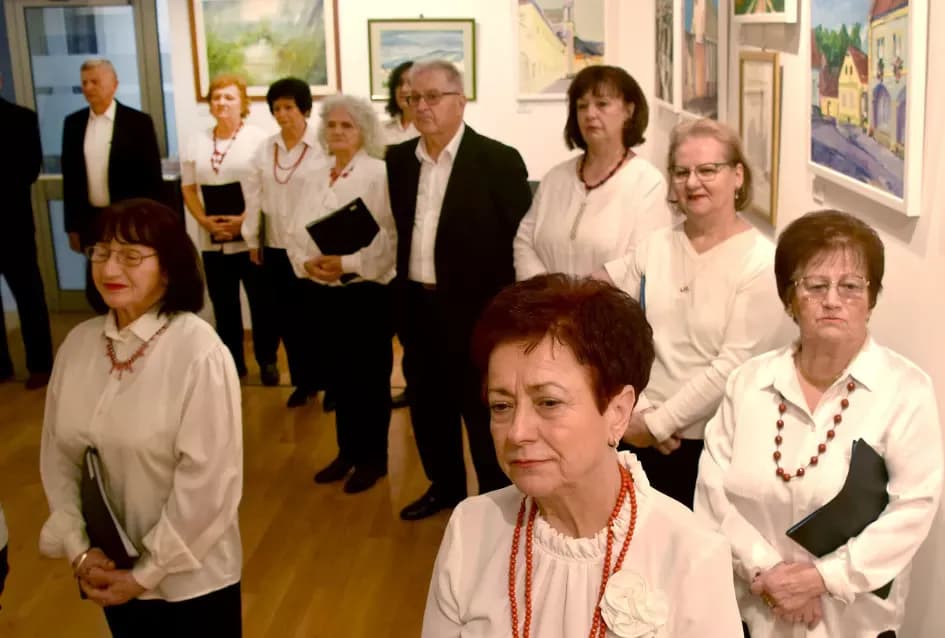 Desetljeće ljepote na platnu: Otvorena izložba „Požega u oku slikara“  Izložbena dvorana Julija Kempfa u Gradskom muzeju Požega dom je jedinstvenom likovnom putovanju kroz motive zlatne doline. Svečan