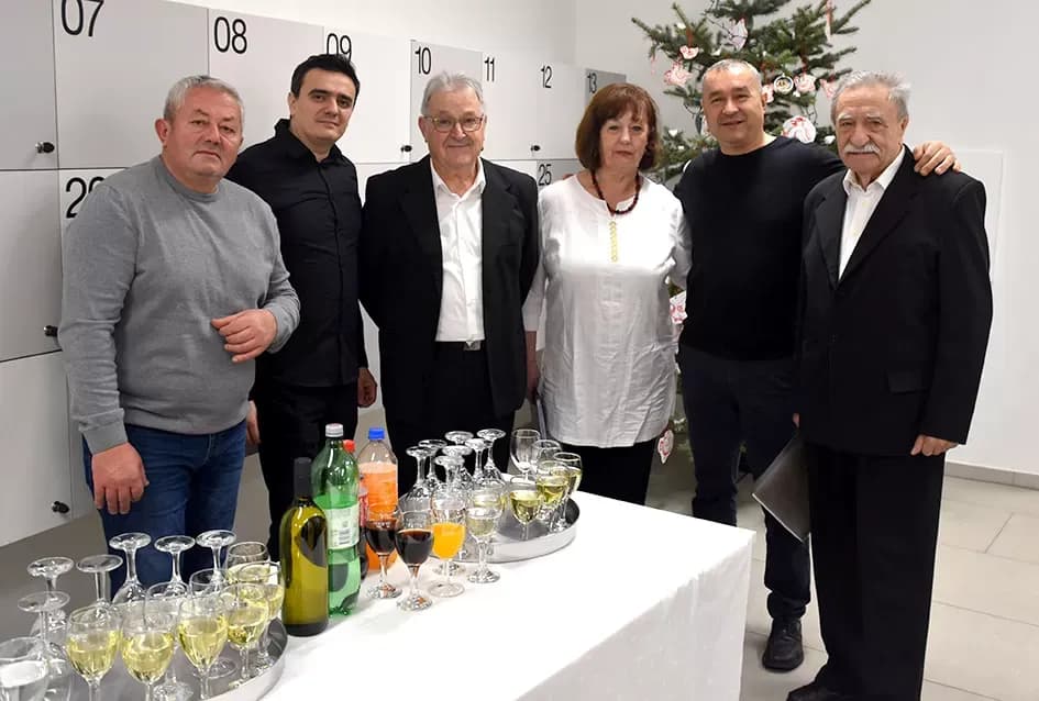 Desetljeće ljepote na platnu: Otvorena izložba „Požega u oku slikara“  Izložbena dvorana Julija Kempfa u Gradskom muzeju Požega dom je jedinstvenom likovnom putovanju kroz motive zlatne doline. Svečan