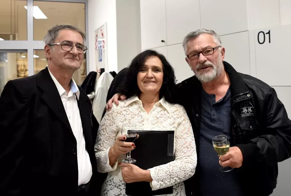 Desetljeće ljepote na platnu: Otvorena izložba „Požega u oku slikara“  Izložbena dvorana Julija Kempfa u Gradskom muzeju Požega dom je jedinstvenom likovnom putovanju kroz motive zlatne doline. Svečan