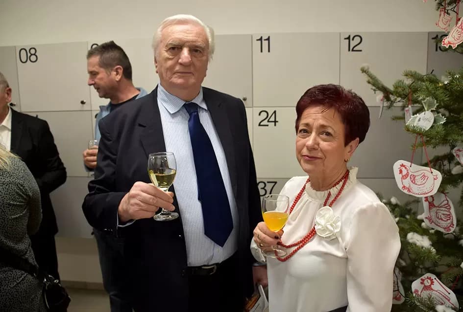 Desetljeće ljepote na platnu: Otvorena izložba „Požega u oku slikara“  Izložbena dvorana Julija Kempfa u Gradskom muzeju Požega dom je jedinstvenom likovnom putovanju kroz motive zlatne doline. Svečan