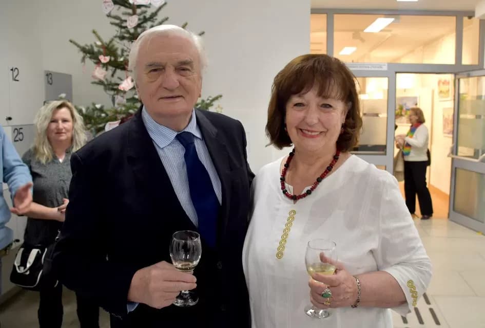 Desetljeće ljepote na platnu: Otvorena izložba „Požega u oku slikara“  Izložbena dvorana Julija Kempfa u Gradskom muzeju Požega dom je jedinstvenom likovnom putovanju kroz motive zlatne doline. Svečan
