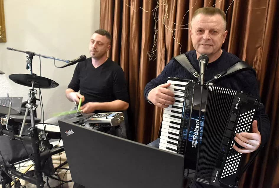Tražila se ulaznica više: Plesna večer uz sastav Gold oduševila Požežane u dvorani Luki