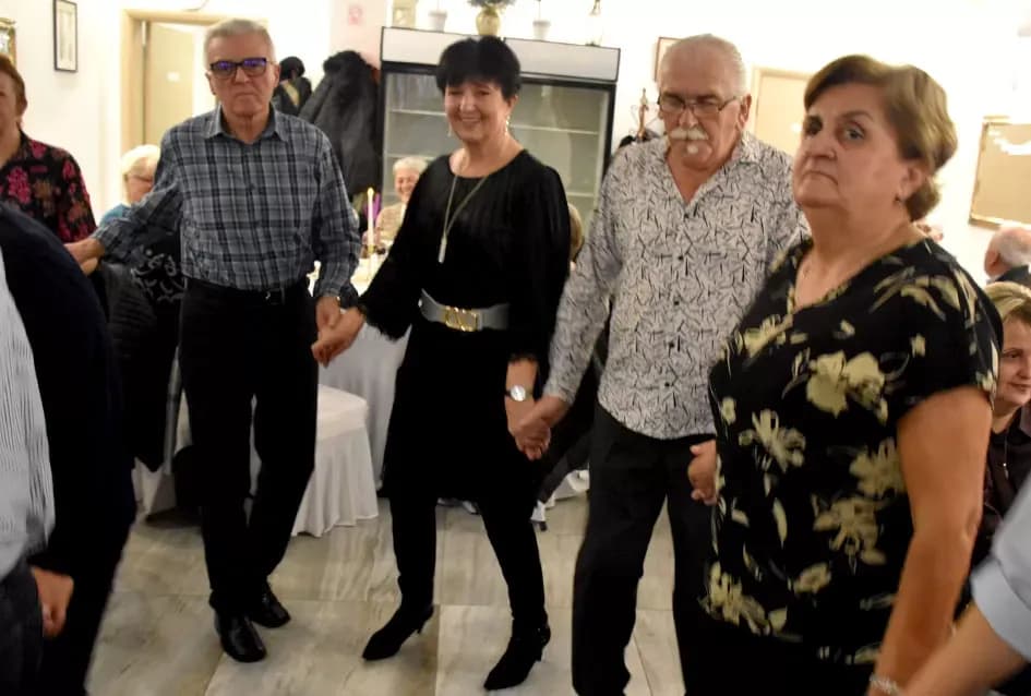 Tražila se ulaznica više: Plesna večer uz sastav Gold oduševila Požežane u dvorani Luki