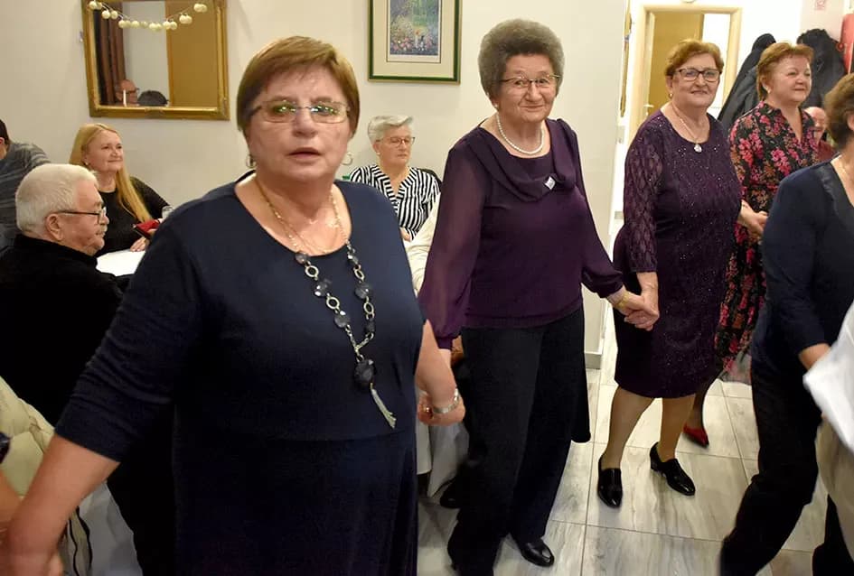 Tražila se ulaznica više: Plesna večer uz sastav Gold oduševila Požežane u dvorani Luki