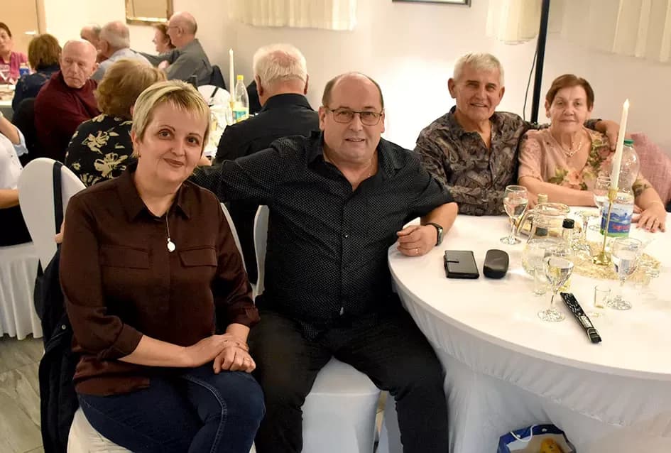 Tražila se ulaznica više: Plesna večer uz sastav Gold oduševila Požežane u dvorani Luki